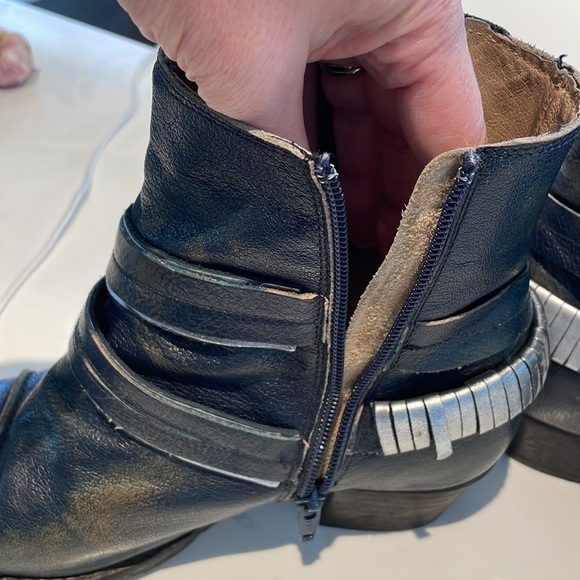 DCode Navy/silver distressed Leather Ankle Boot Made in Portugal - 39 (8.5) - Picture 6 of 13